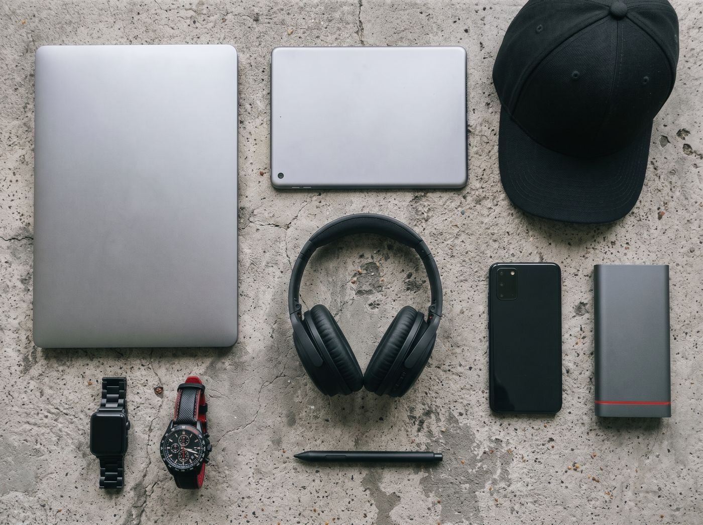 Poste de travail avec ordinateur portable, tablette, casque, montre et smartphone